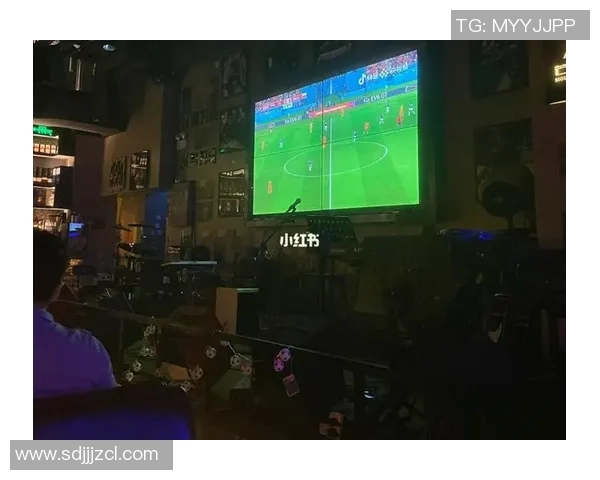 当红足球巨星深夜现身酒吧引发热议球迷纷纷猜测背后真相